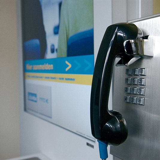 Sirris Interactieve LCD totem met trackball en telefoon