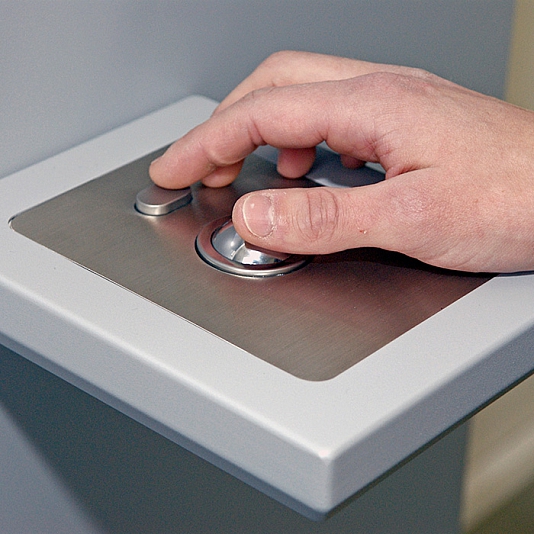 Sirris Interactieve LCD totem met trackball en telefoon